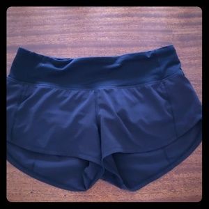 Black Size 2 Speed up short 2.5 Lululemon shorts